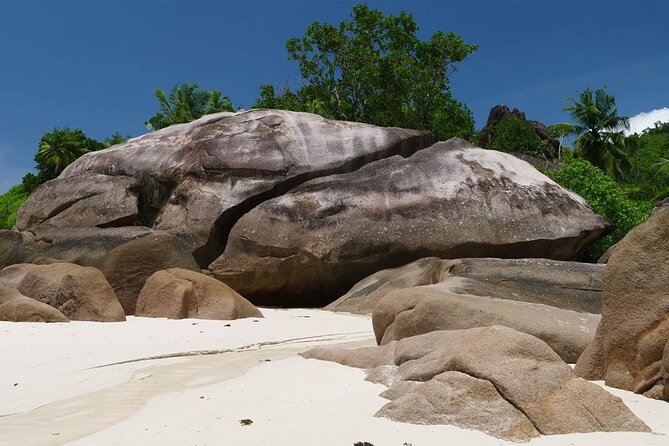 LGBTQIA, we look forward to seeing you | Island tour | Mahé | Seychelles - Victoria’s compact checklist, with time to actually look