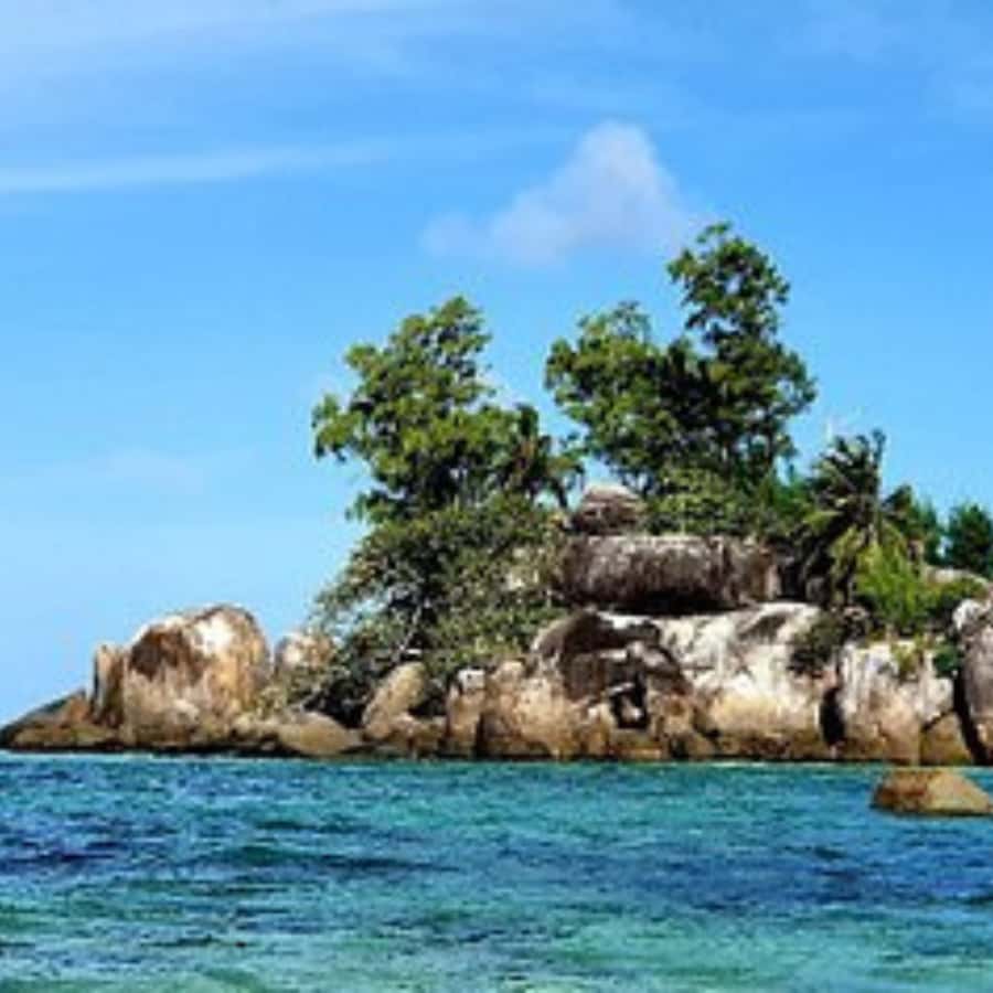 Mahe Discovery Bus Tour - Beau-Vallon Beach: your easy first beach stop