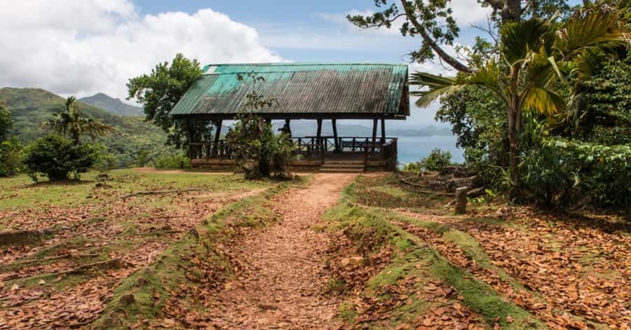Mahé: Private Customizable Full-Day Tour with Hotel Pickup - Creole culture at Domaine de Val des Pres Craft Village (and a Victoria swing)