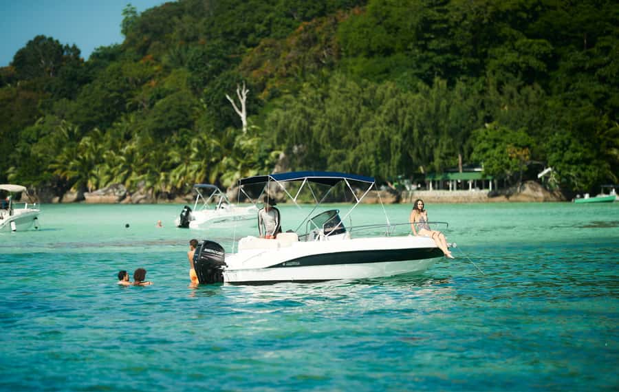 Mahe: Private half-day boat trip at the St.Anne Marine Park - Snorkeling in three St. Anne spots, with fish feeding by hand