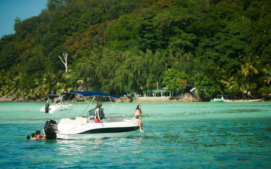 Mahe: Private half-day boat trip at the St.Anne Marine Park - Cerf Island swim and snorkeling, for extra water time