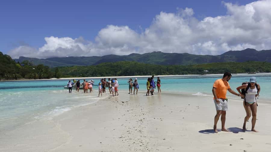 Mahe: St.Anne Marine National Park Reef Safari with Lunch - Moyenne Island Walk: Giant Tortoises, Ruins, and Pirate Graves